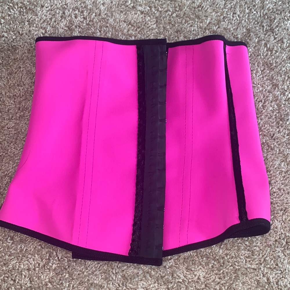 Little tiny waist trainer!! Pink, size large